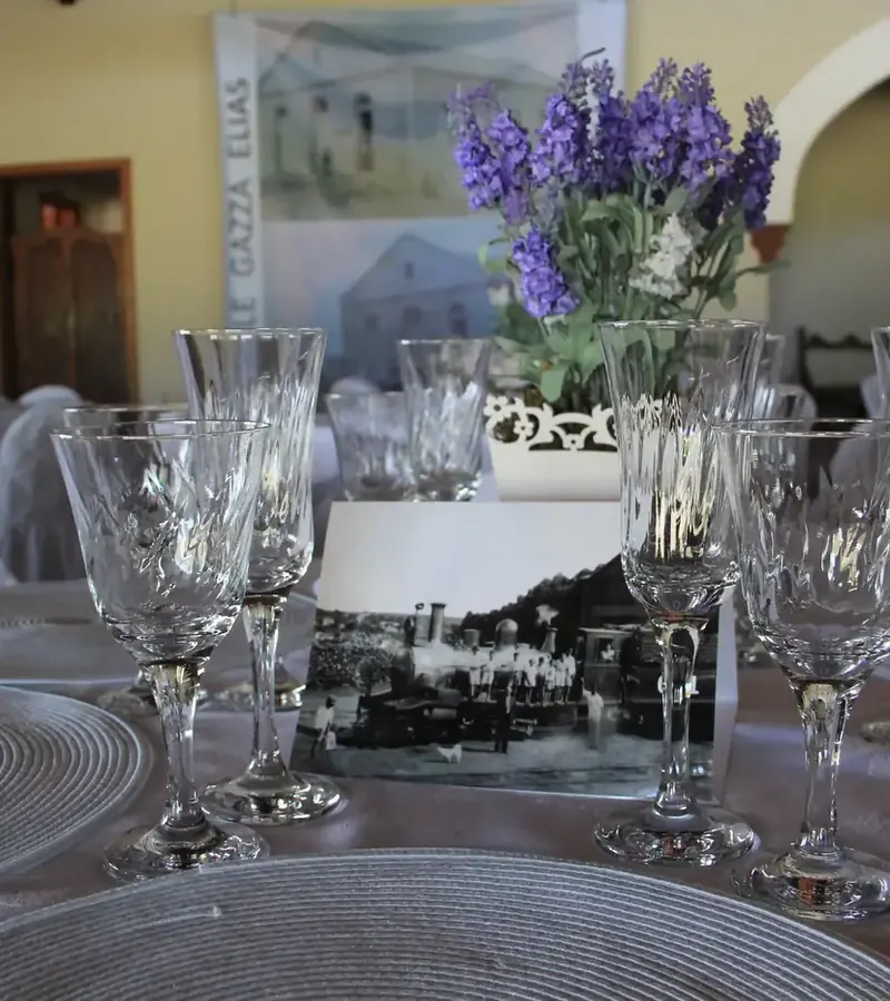 Mesa posta para o banquete dos 100 Anos do Ramal Mogyana, na Fazenda Santa Cecília