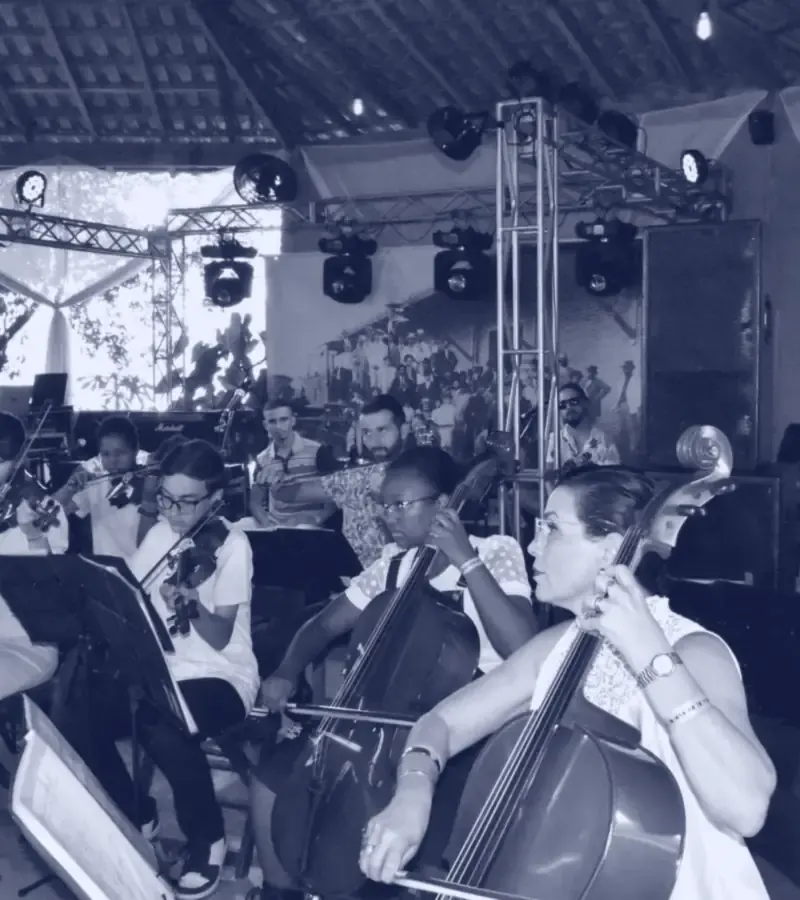 Orquestra de Cordas de Cajuru, nascida do projeto, tocando em festival da associação
